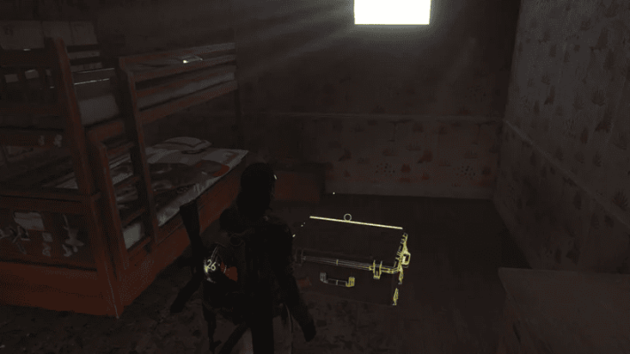 Отсюда продолжайте двигаться по коридору наверх, пока не дойдете до детской спальни, где на полу вы обнаружите ящик Gear Crate.