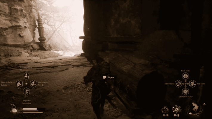 Поднимаясь по лестнице в затемненную пещеру, следите за длинным деревянным сундуком справа от камеры, в котором хранится воля и 2 шелка.